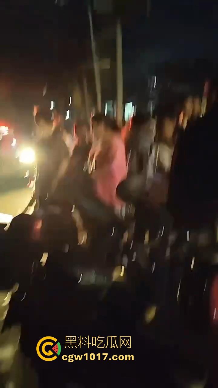 海南琼中爆发大规模群体抗争！因海南天然橡胶产业集团偷砍农民的槟榔田爆发，现场的农民们情绪机动！-10