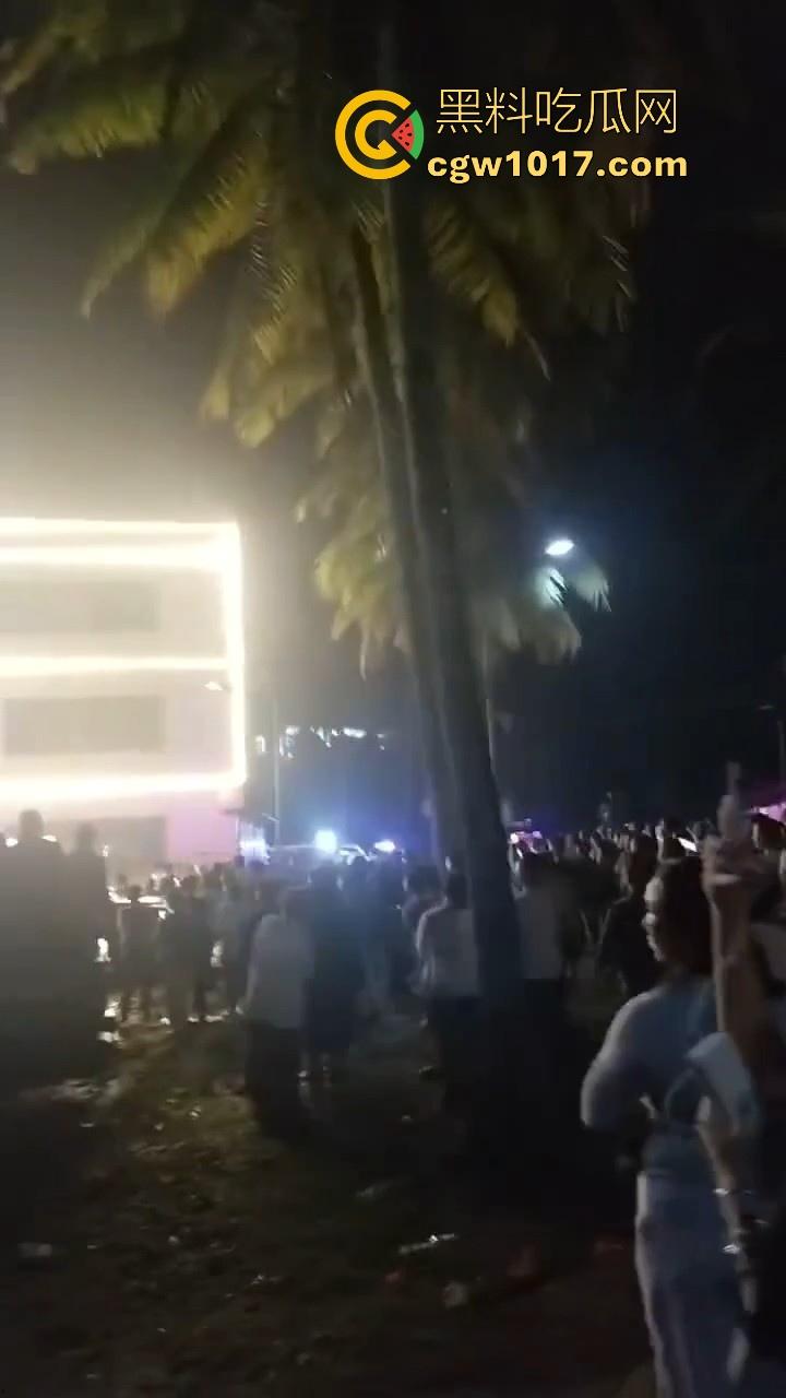 海南琼中爆发大规模群体抗争！因海南天然橡胶产业集团偷砍农民的槟榔田爆发，现场的农民们情绪机动！-11