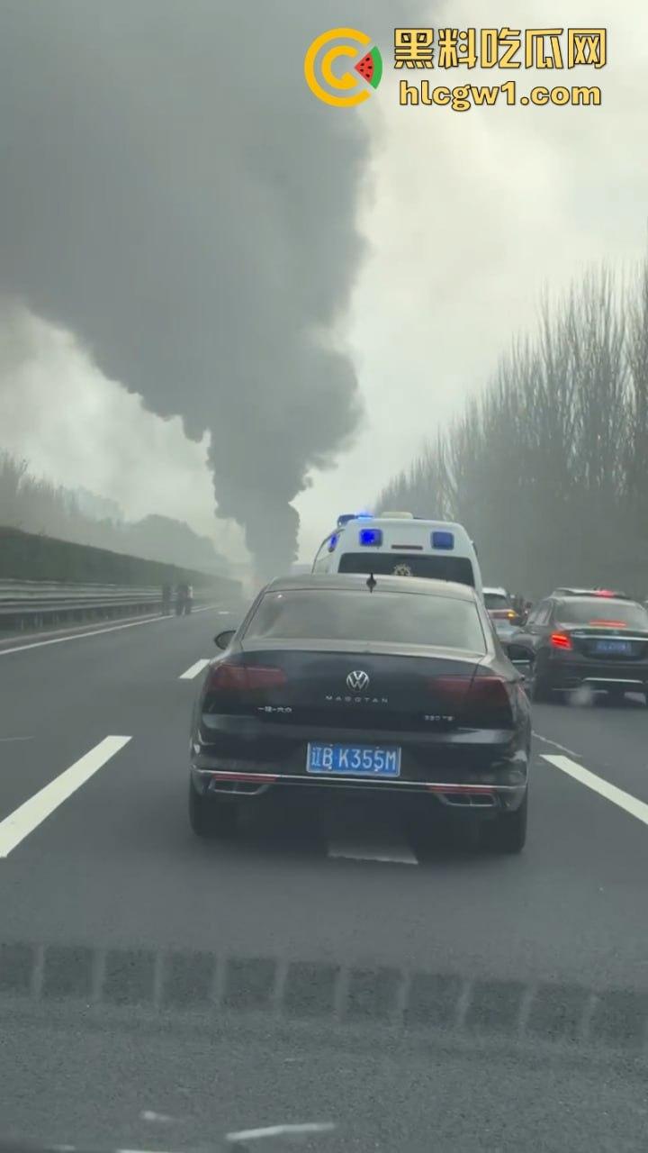 辽宁沈阳高速大巴车侧翻起火  50多名学生烧伤惨重 真实现场视频流出-6