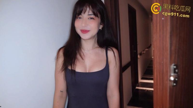 欧美混血女神【LunaLoveKiss】,巨乳美腿模特跪地口交,极品翘臀完美身材,无套中出白虎嫩穴 !-1