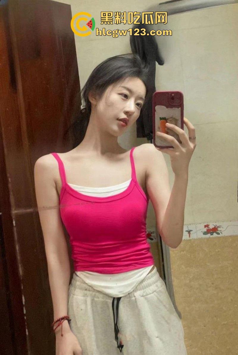 南京师范学院校花【刘微】性爱视频流出 绝美脸庞骚舞辣翻天 近距离掰逼展示对镜站立后入 这谁看了能顶得住啊！-3