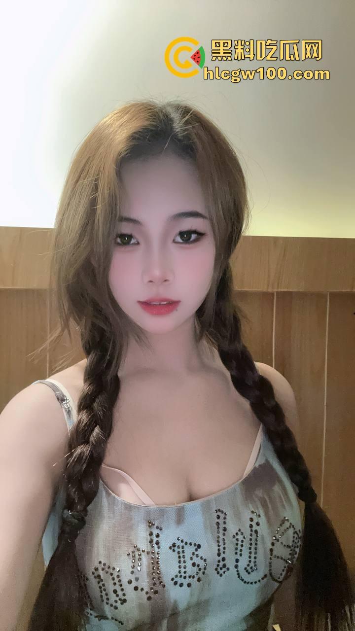 虎牙主播榜一大哥视角玩花活，双视角直播爆火， 上面露脸撩粉，下面给金主抠逼骚到飞起不赏都不好意思！-2