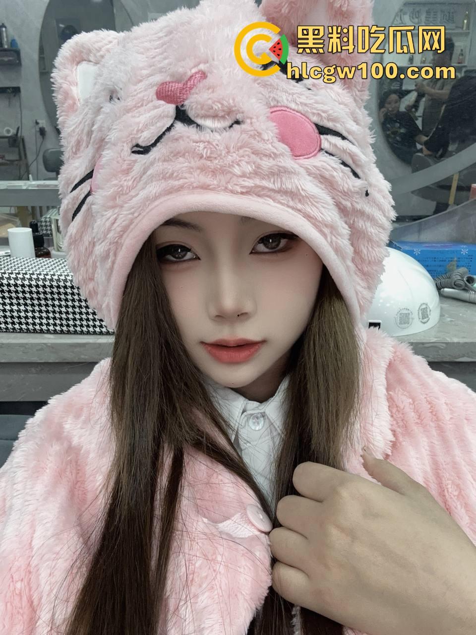 虎牙主播榜一大哥视角玩花活，双视角直播爆火， 上面露脸撩粉，下面给金主抠逼骚到飞起不赏都不好意思！-3