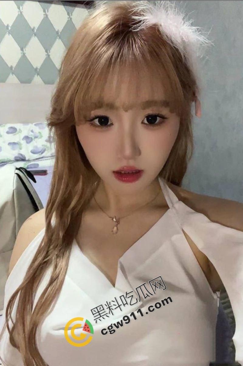 海角乱伦大神与嫂子的狂野之夜！嫂子在沙发上疯狂迎合，狂舔大屌，骑乘舔奶猛操，淫水四溢！-2