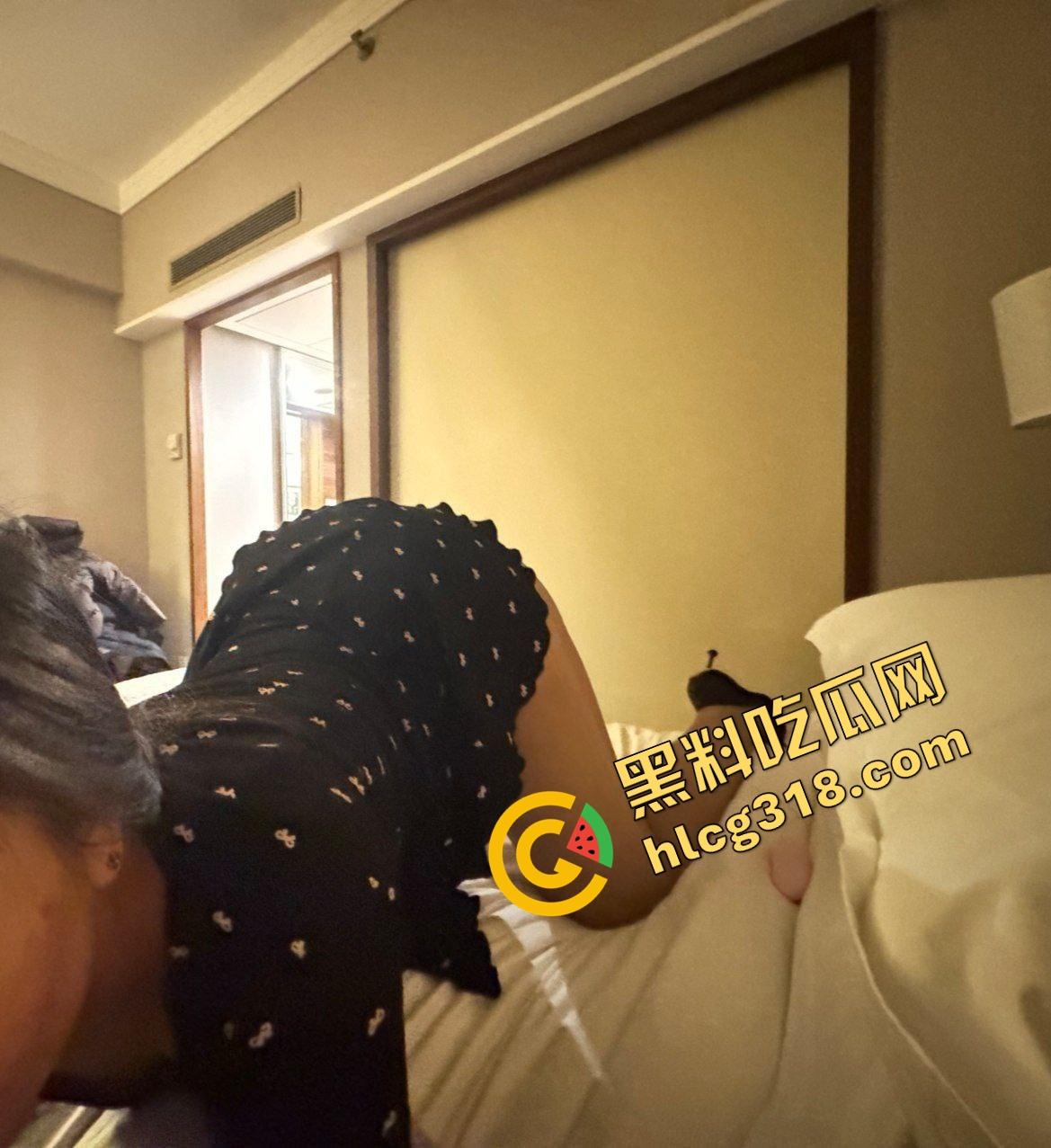 魔都高冷女教师白天板着脸讲课，晚上换身黑丝高跟被后入操到流涎 自拍湿成狗 全程偷拍反差感拉满！-7