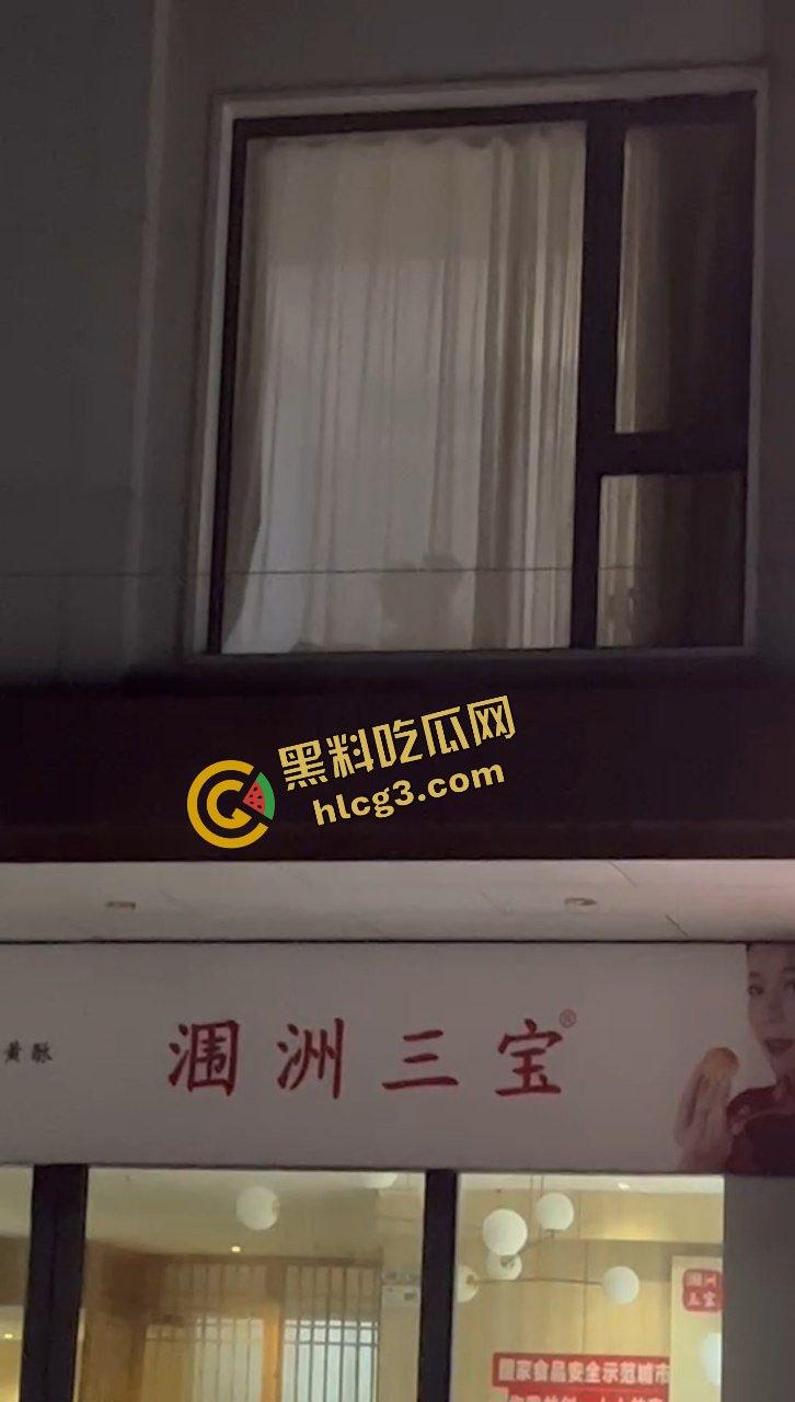 广西北海涠洲 小情侣激情后入性爱 窗帘透光一览无余 被路人偷拍 太猛了吧-4