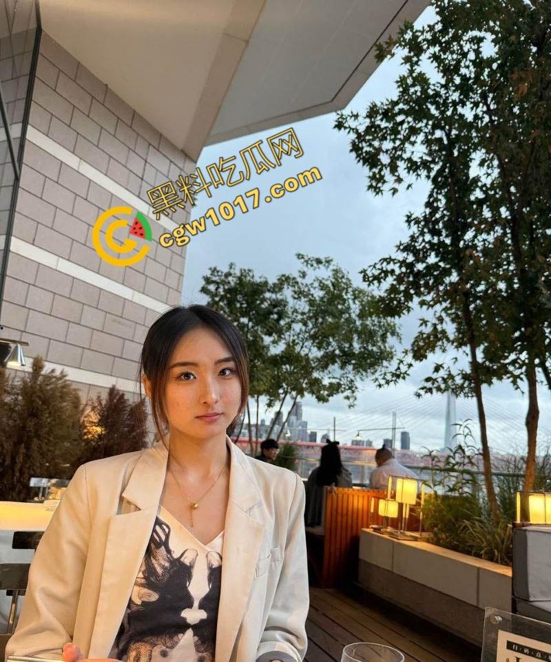 浙江金华反差母狗【王语霏】被金主调教视频曝光：蒙眼口交深喉，黑丝翘臀被后入爆操，骚货浪叫直击魂魄！-1