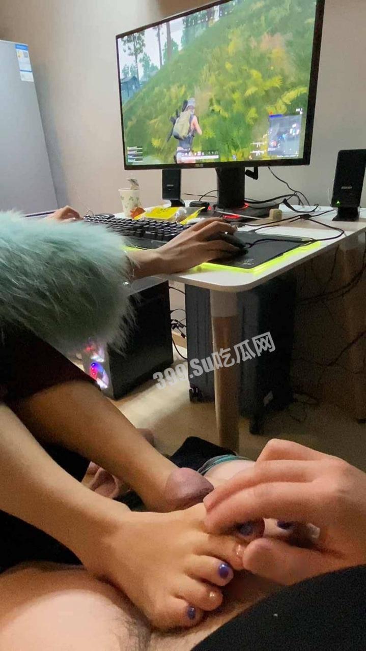 反差女大学生骚操作 双手吃鸡 双脚帮男朋友足交 游戏结束开始实战！-5