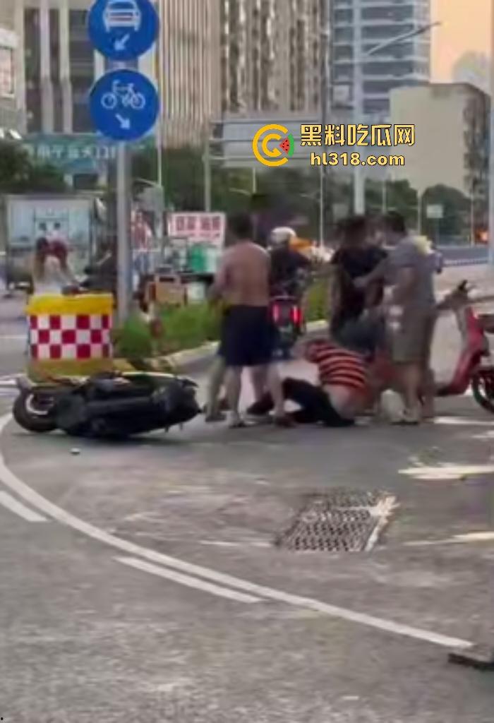 南宁街头两电动车直行左转引矛盾，黑衣男被打出血摇人反杀，刚刚还嚣张的对手直接秒趴！-7