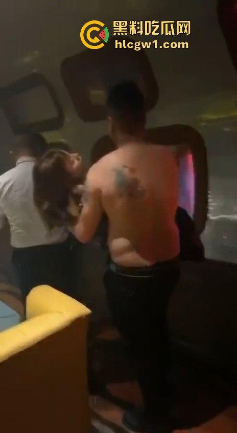 青岛MKD NIGHT醉妹喝醉成大漏勺吐晕厕所，大熊壮汉半裸上身直接扛走，敢问这算不算犯法？-4