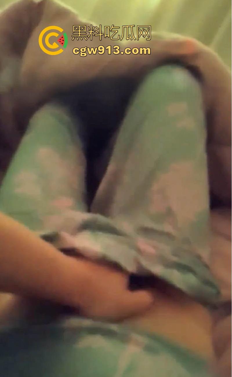 海角乱伦，早上起床把妈妈的骚穴狂扣出水，再狠狠无套猛插，主动撅臀迎合，极其骚乱！-8