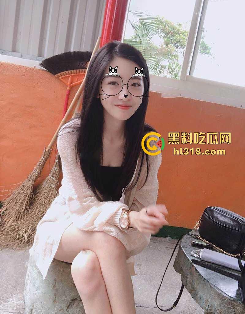 清纯女神【谭慧慧】一对一裸聊视频流出，极品巨乳尤物生间抠逼自慰，粉嫩骚穴特写，母狗本性暴露无遗！-3