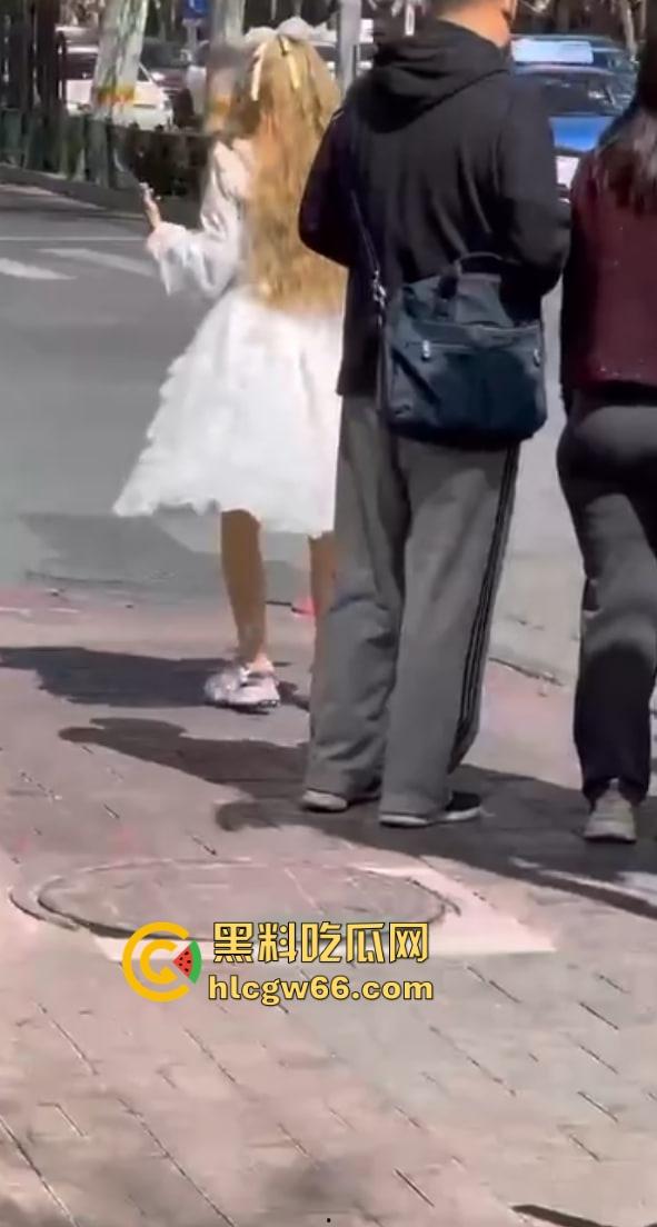 烟台街头惊现男娘哥斯拉 大叔穿白裙戴金假发扯着光腿神器当街起舞 路人全员respect!-5