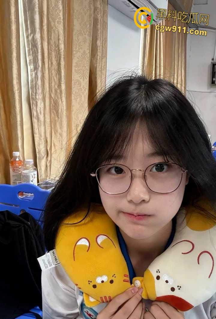 四川武侯学生妹【陆奕好】,清纯高中生与男友教室做爱,跪地口交后入被偷拍,淫荡情书自曝被无套内射!-4