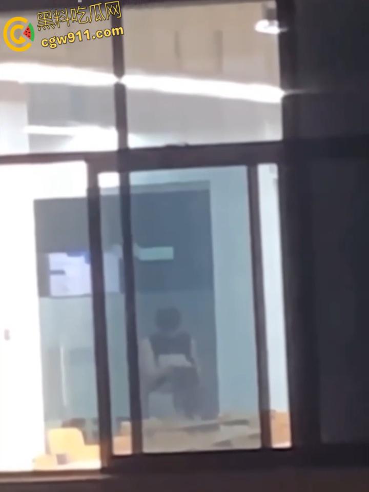 四川武侯学生妹【陆奕好】,清纯高中生与男友教室做爱,跪地口交后入被偷拍,淫荡情书自曝被无套内射!-6