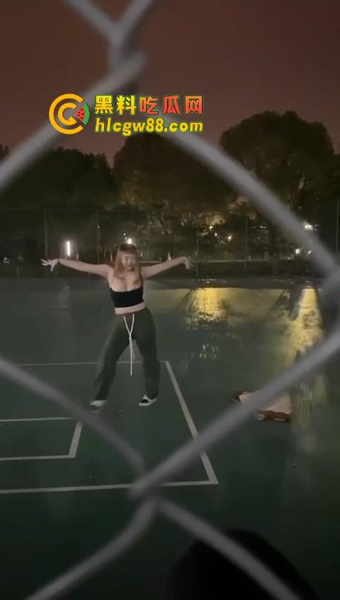 广州暨南大学篮球场场惊现大奶学妹热舞，吊带扛不住巨乳狂甩，一甩一甩直接当场甩出来！-11