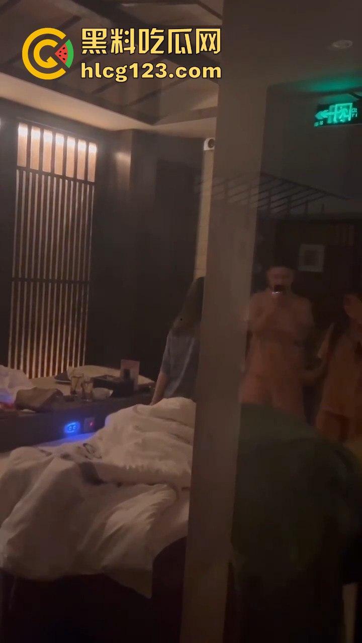 蒸桑拿撞上活春宫！男女房间激情大战，吃瓜群众直接摇人围观，险些被当场抓包！-5