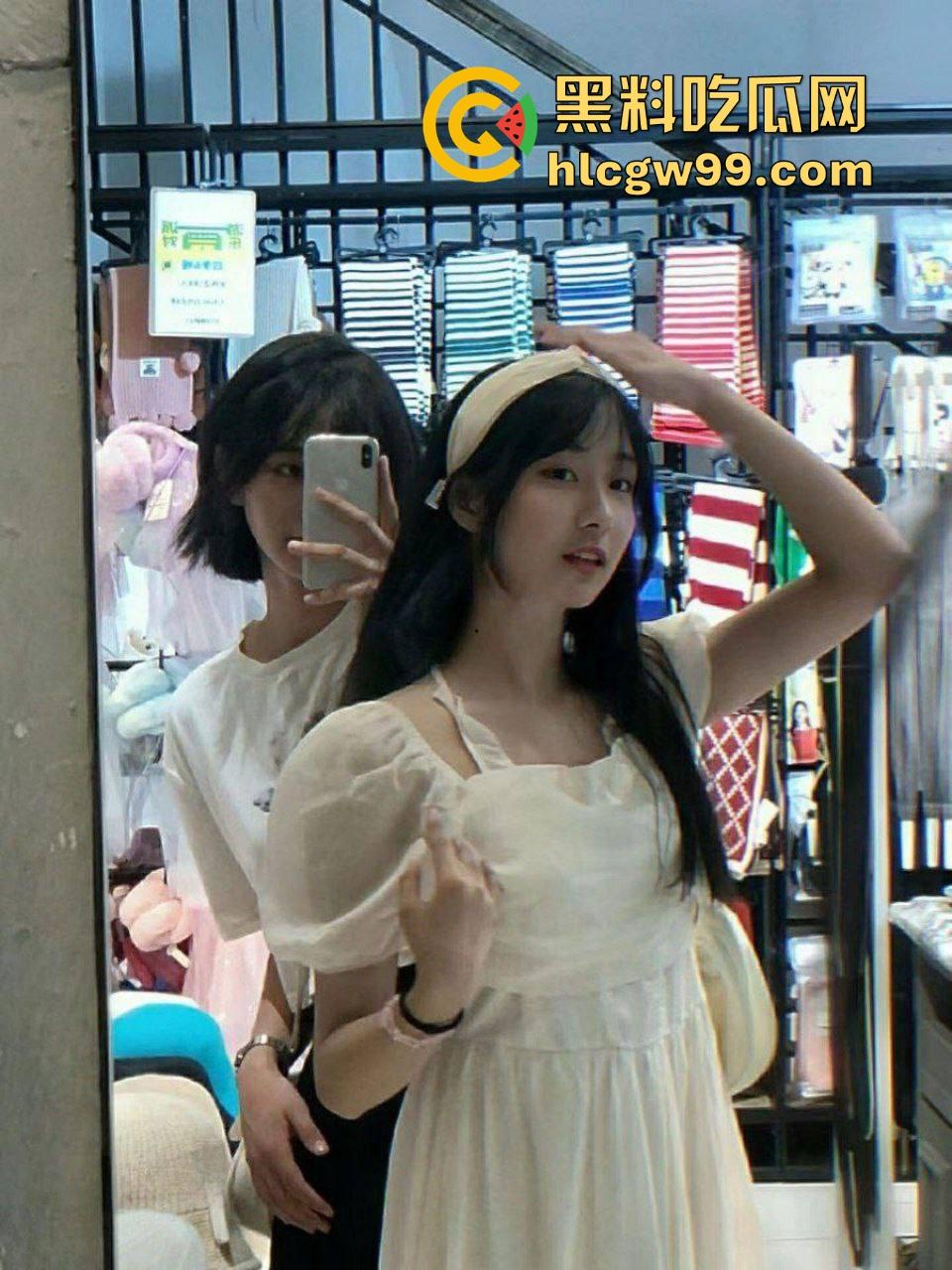 安徽医科大学骚浪『童依依』流出大尺度视频！露脸跪舔金主鸡巴，主动掰逼求后入爆操，娇喘求操太下头！-1