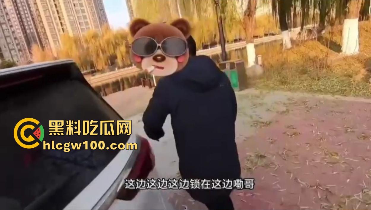 东北老哥带干女儿车震玩情趣,巴黎世家丝袜手铐搞翻车,逼都日完了手铐打不开,开锁师傅现场无语凝噎!-4