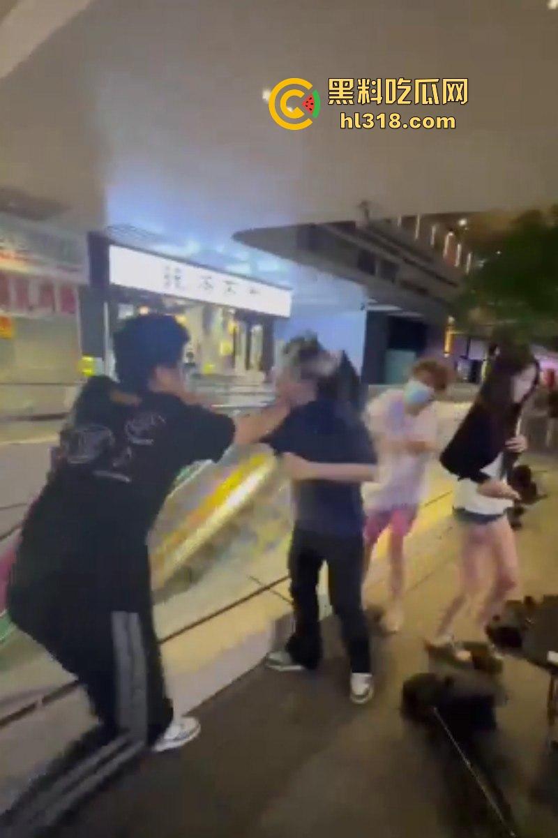 广东汕头精神小伙吃饭发生冲突，双方人马激烈火拼，桌椅板凳齐上阵，上演现实版古惑仔！-3