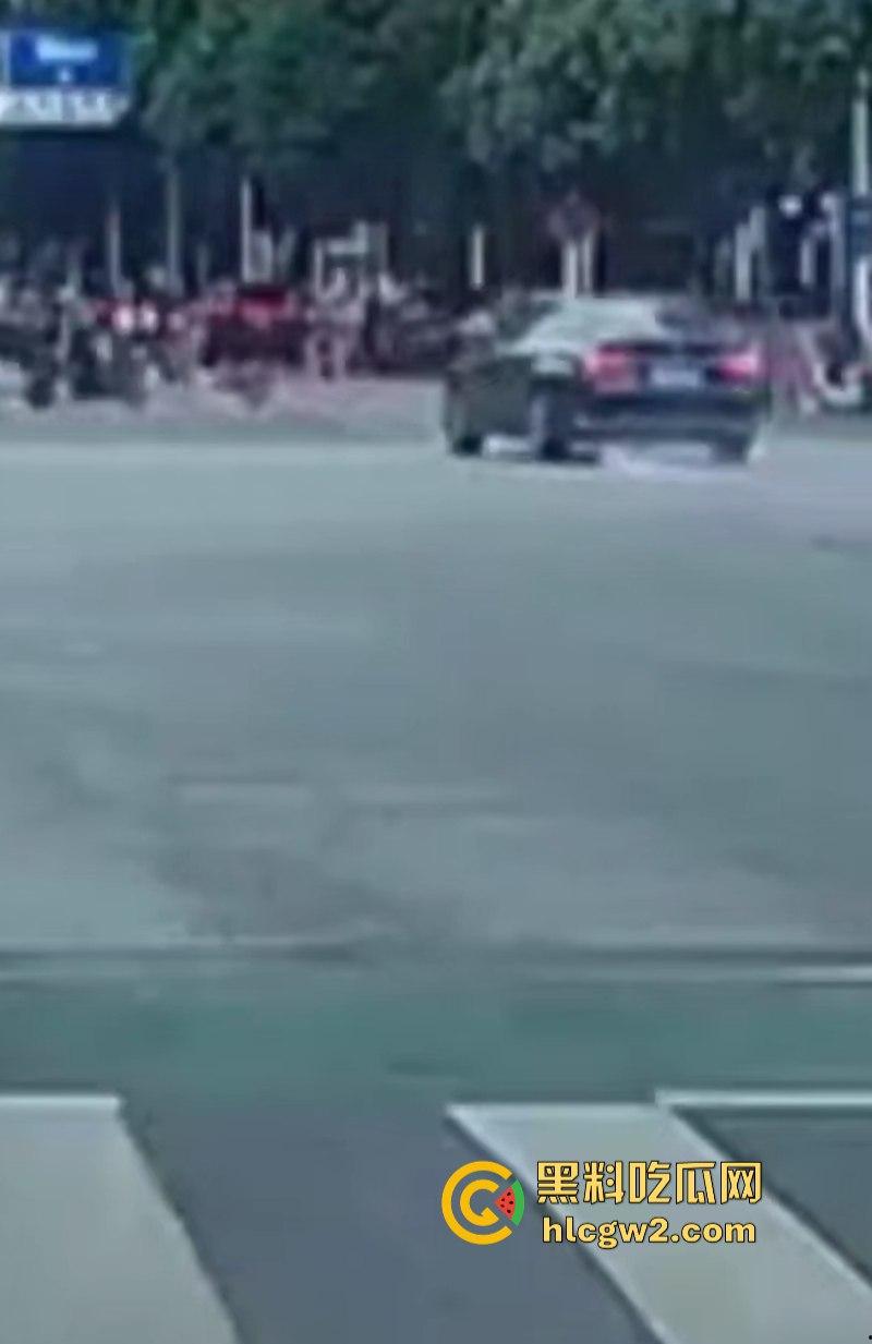 想死拉个垫背的？ 广东佛山禅城一男子驾车无视红灯撞死路人 现场碾人视频流出-6