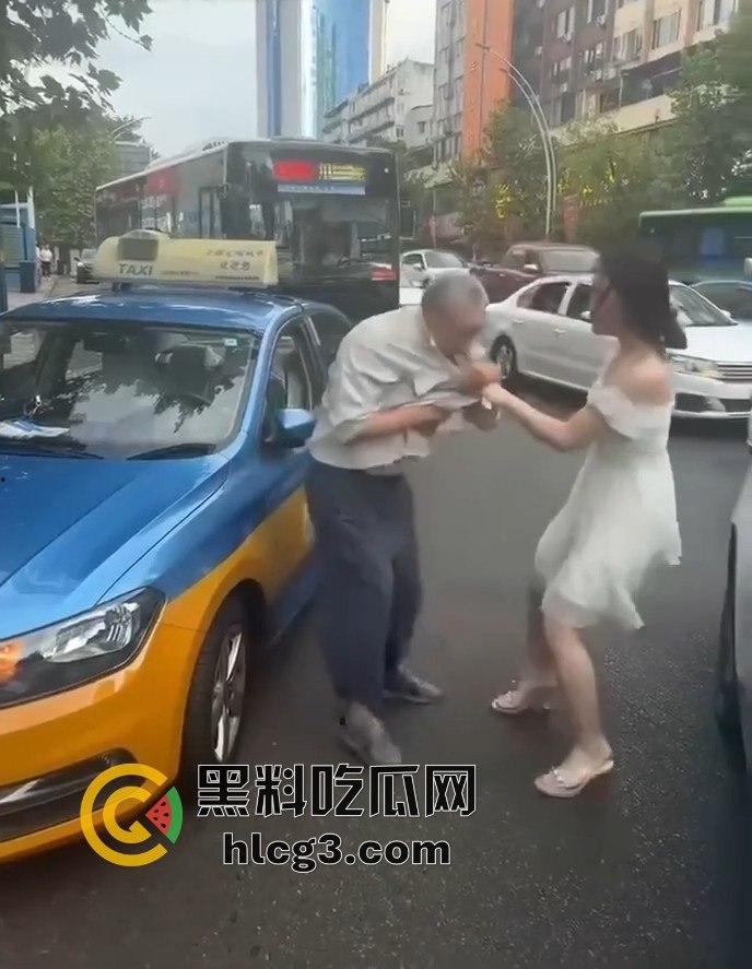 醉酒女在四川泸州的疯狂暴走：出租车司机和警察双重袭击，最终被送派出所的完整经过！-4