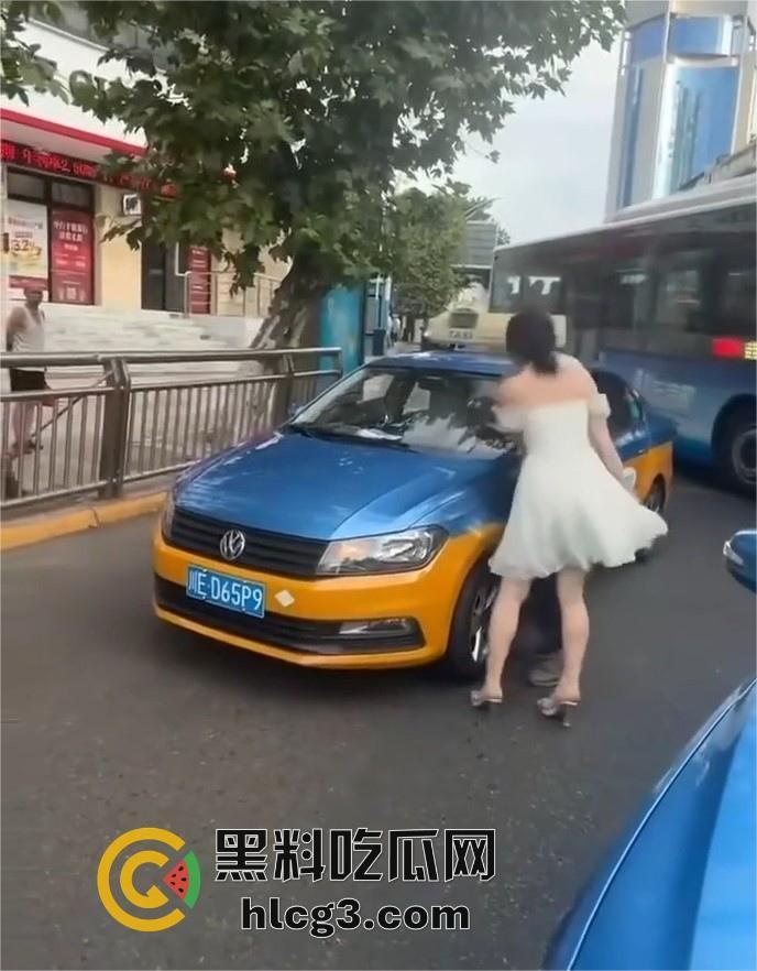 醉酒女在四川泸州的疯狂暴走：出租车司机和警察双重袭击，最终被送派出所的完整经过！-7