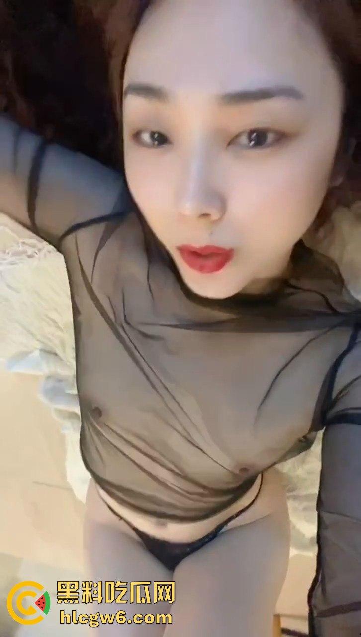 成都少妇【陈小艺】给老公戴绿帽 穿透视装给情妇发自慰视频 还接受主人调教 独家爆料！-7