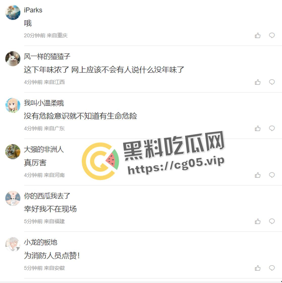 河南焦作东方红广场 三名年轻人疑似当众引爆雷管 手和腿直接炸断 现场血腥画面曝光-9