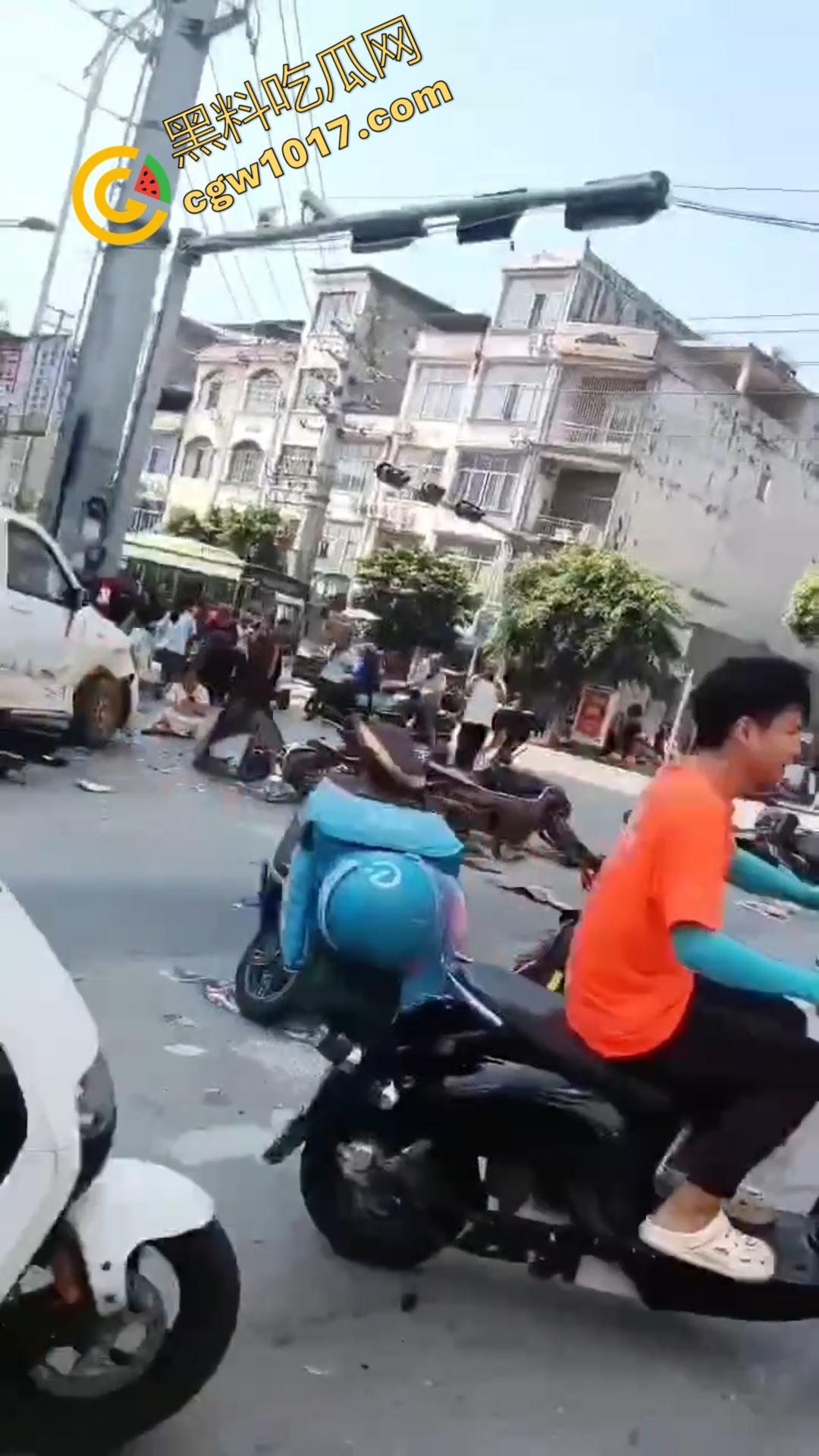 广西百色十字路口惊魂一刻：失控汽车撞飞数辆车辆，司机逃逸后坠河。8人受伤，搜救紧急展开！-3