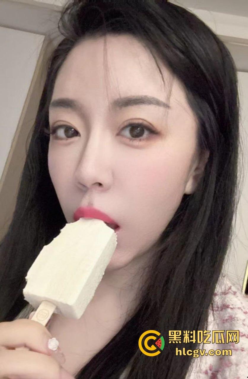 上海极品母女双飞共侍!5000搞定少儿主持人和舞蹈生女儿,母女同吃一根鸡巴,贵但绝对够骚!-7