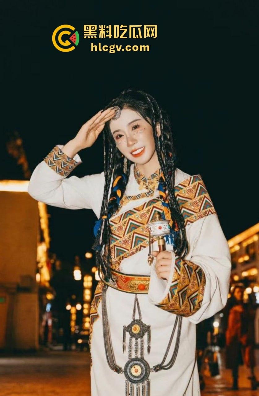 上海极品母女双飞共侍!5000搞定少儿主持人和舞蹈生女儿,母女同吃一根鸡巴,贵但绝对够骚!-8