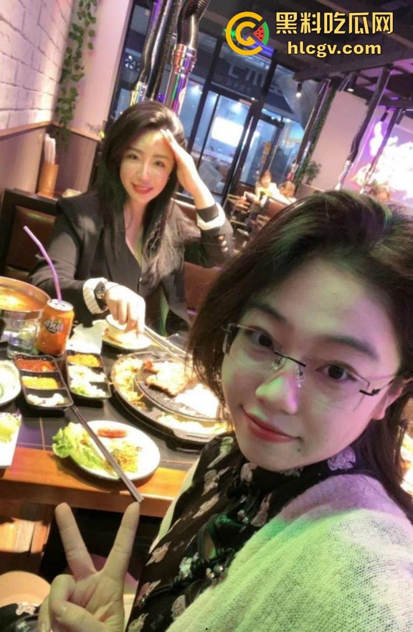 上海极品母女双飞共侍!5000搞定少儿主持人和舞蹈生女儿,母女同吃一根鸡巴,贵但绝对够骚!-14