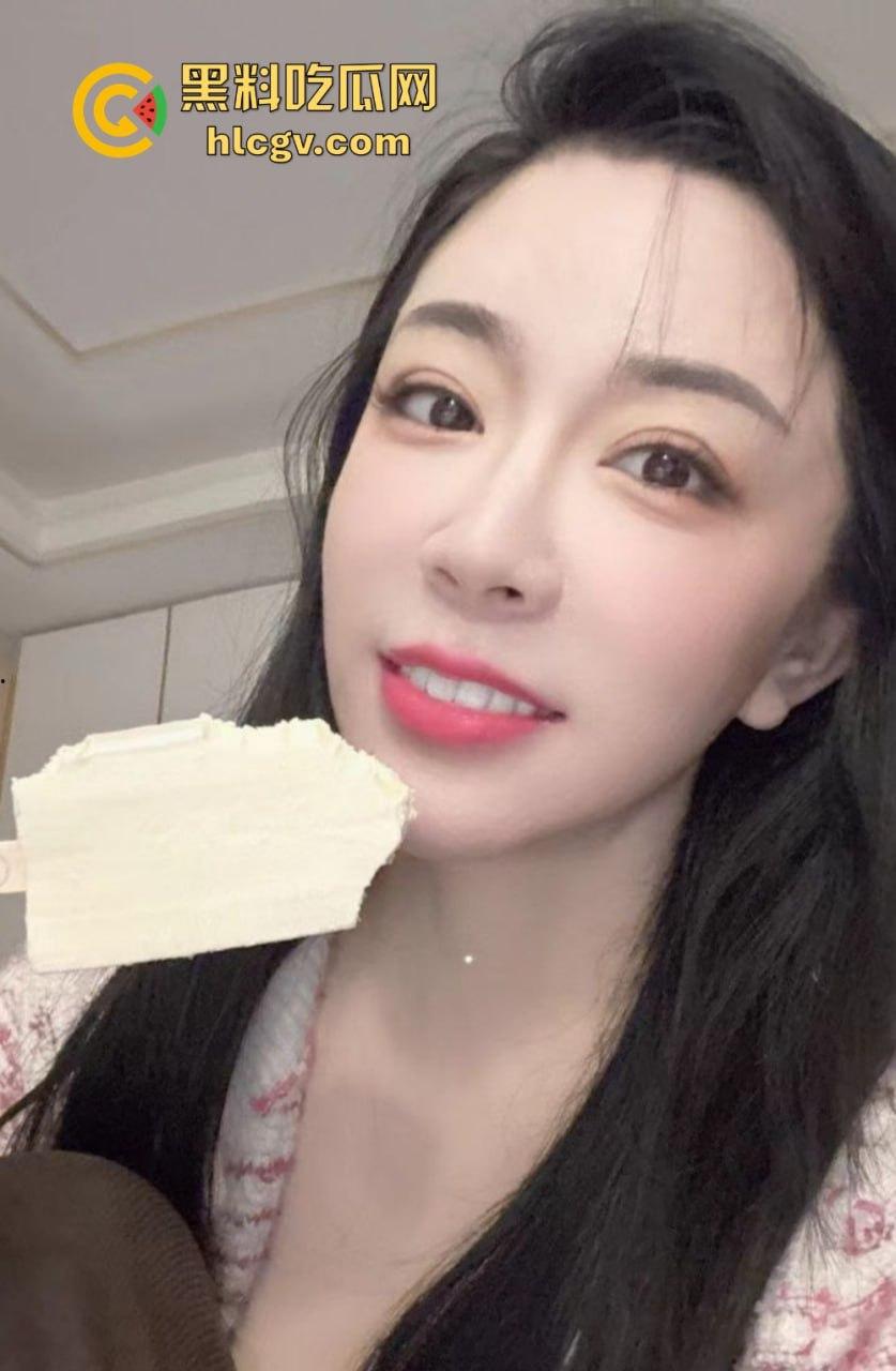 上海极品母女双飞共侍!5000搞定少儿主持人和舞蹈生女儿,母女同吃一根鸡巴,贵但绝对够骚!-16