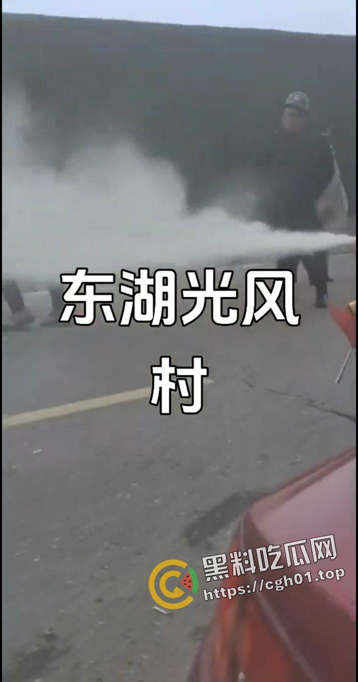 武汉东湖风光村强拆事件！拆迁队和村民大混战 警察在一旁无动于衷 相关话题全网删除 现场视频流出-1