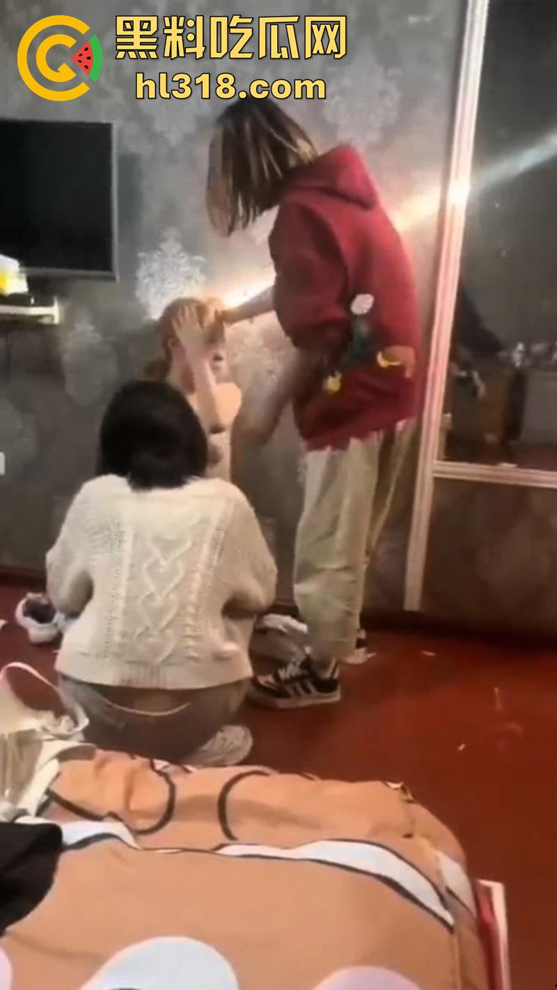 黄毛大奶精神小妹，遭社会人霸凌在屋里扒光，酒瓶玩穴各种凌虐，小妹已经报警，目前几个姐妹已经被逮捕！-1