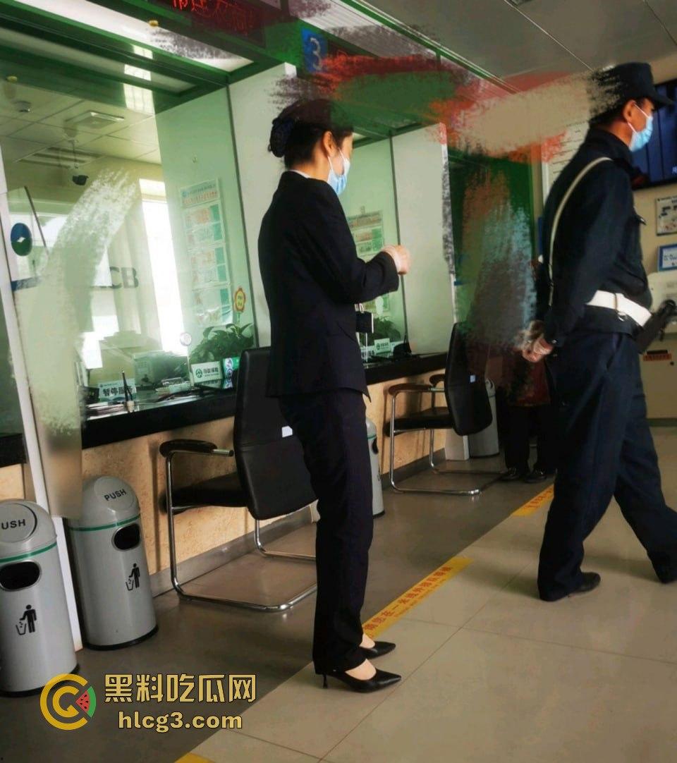 牛B大叔假装大客户，银行美女经理被套路至酒店，原来‘谈业务’只是为了‘免费服务’！-7