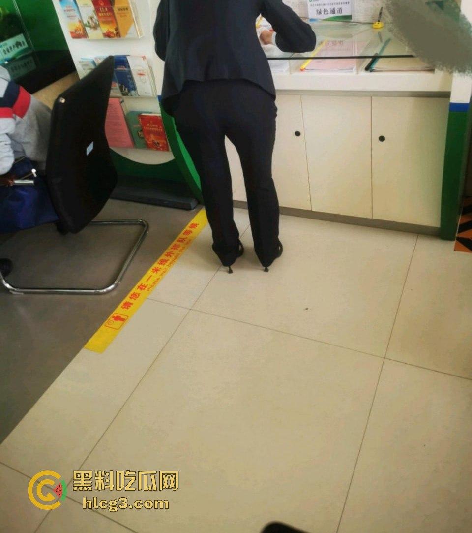 牛B大叔假装大客户，银行美女经理被套路至酒店，原来‘谈业务’只是为了‘免费服务’！-9