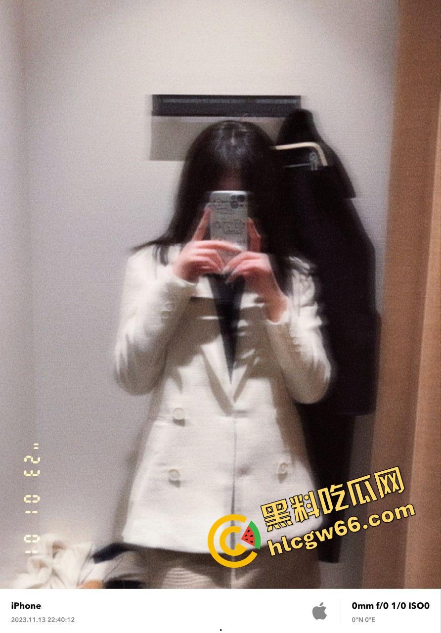 上海大学生眼镜妹『何小洁』酒店约炮玩露出,学不学无所谓,肥臀翘得高,嘴里叼根屌比谁都稳!-1