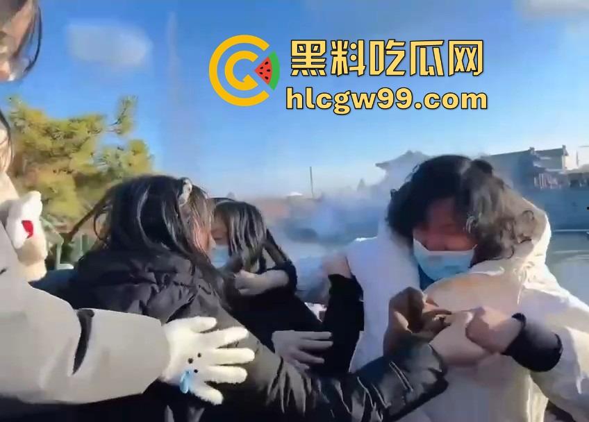 河南开封万岁山奇观，一边是水炮大战，一边是三女互撕扯头发，围观群众看懵到底该看哪个？-2