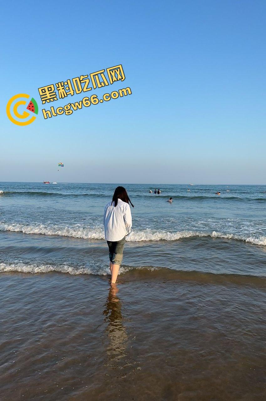 上海大学生眼镜妹『何小洁』酒店约炮玩露出,学不学无所谓,肥臀翘得高,嘴里叼根屌比谁都稳!-5