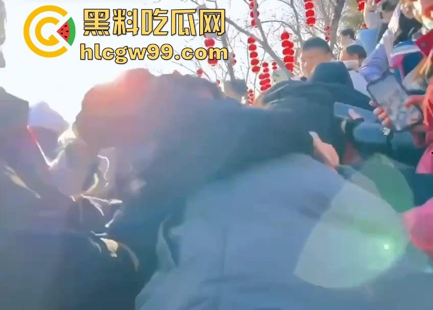 河南开封万岁山奇观，一边是水炮大战，一边是三女互撕扯头发，围观群众看懵到底该看哪个？-4