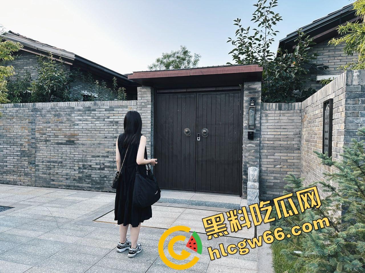 上海大学生眼镜妹『何小洁』酒店约炮玩露出,学不学无所谓,肥臀翘得高,嘴里叼根屌比谁都稳!-6