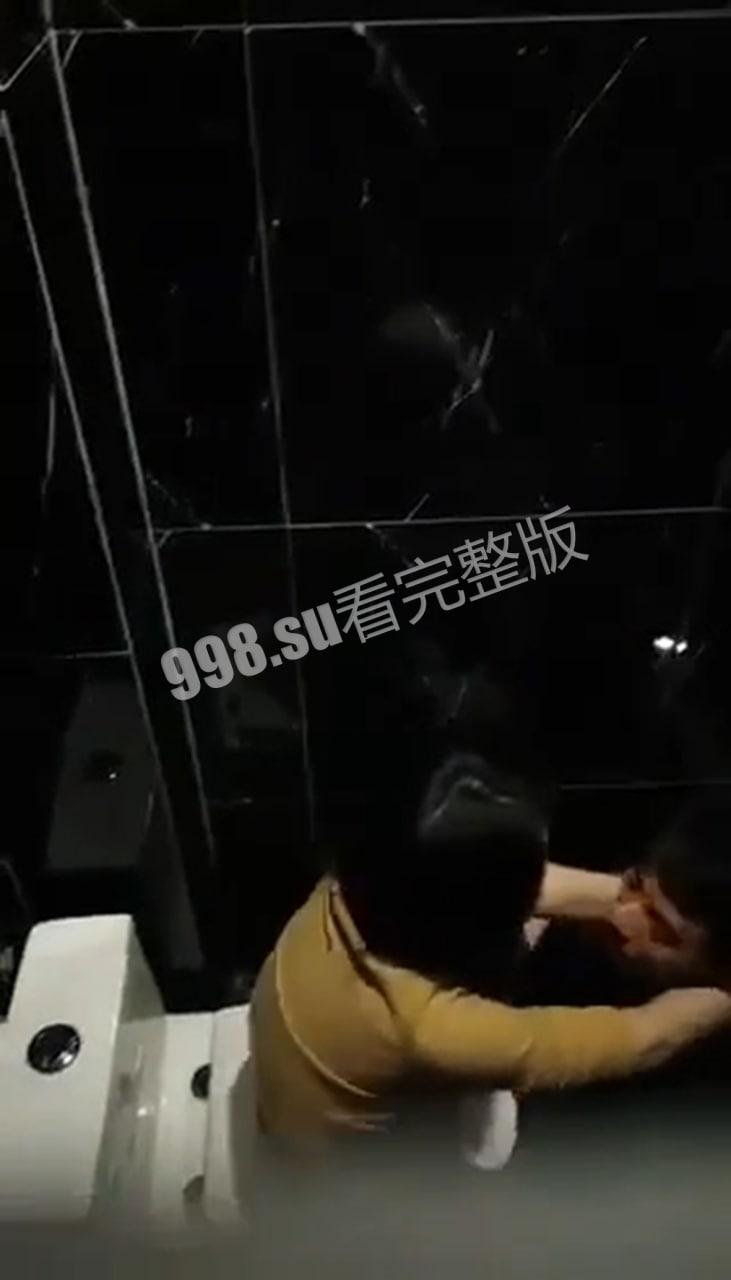 经典偷拍  男子酒吧厕所给女同学舔逼！没成想被同学们偷拍！-2