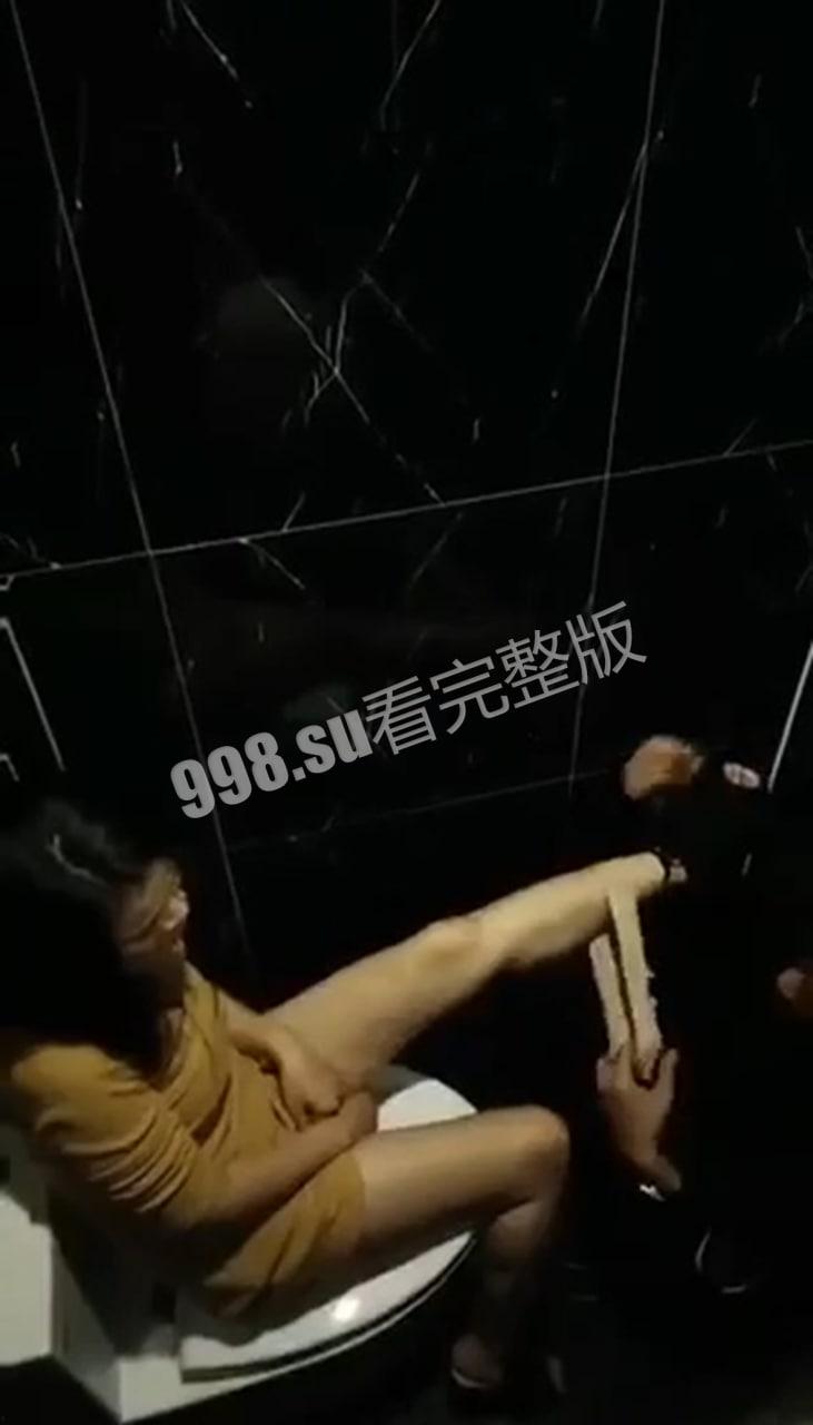 经典偷拍  男子酒吧厕所给女同学舔逼！没成想被同学们偷拍！-3