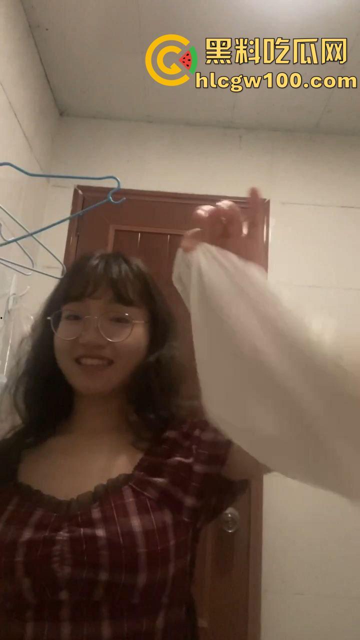 广州大学反差眼镜妹【许芊】情侣私拍流出，裸聊洗澡自摸拉尿展示，做爱嘲讽男友是不是顶不住-2