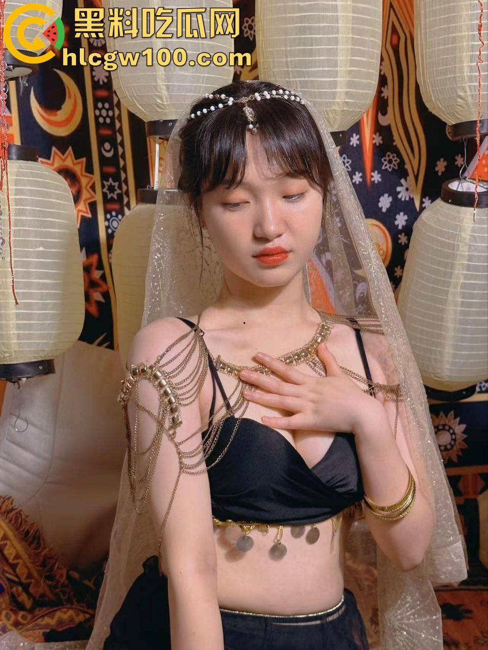 广州大学反差眼镜妹【许芊】情侣私拍流出，裸聊洗澡自摸拉尿展示，做爱嘲讽男友是不是顶不住-3