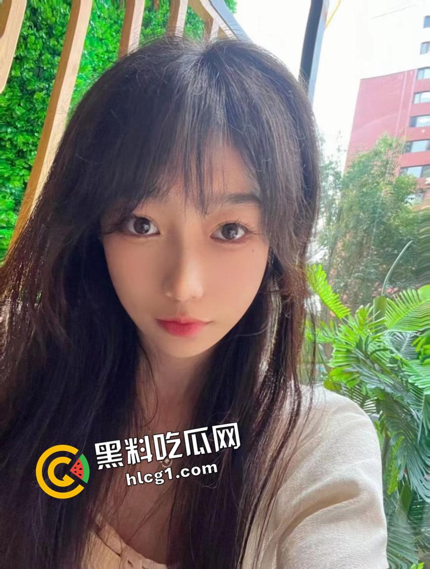 清纯大一学妹被学长调教成反差小母狗 刚成年就开发 无辜大眼睛吃精 奶子被操到飞来飞去 这谁顶得住-3