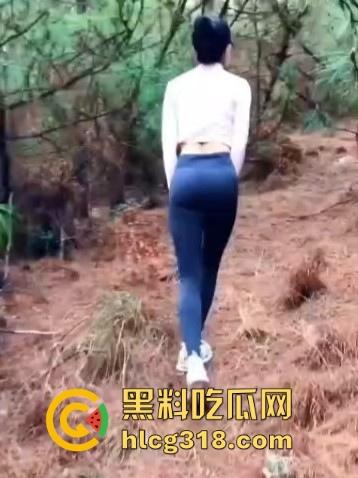 跟极品登山炮友挑战高难度做爱，树上后入美臀瑜伽裤，高难度一般人请勿模仿！-3