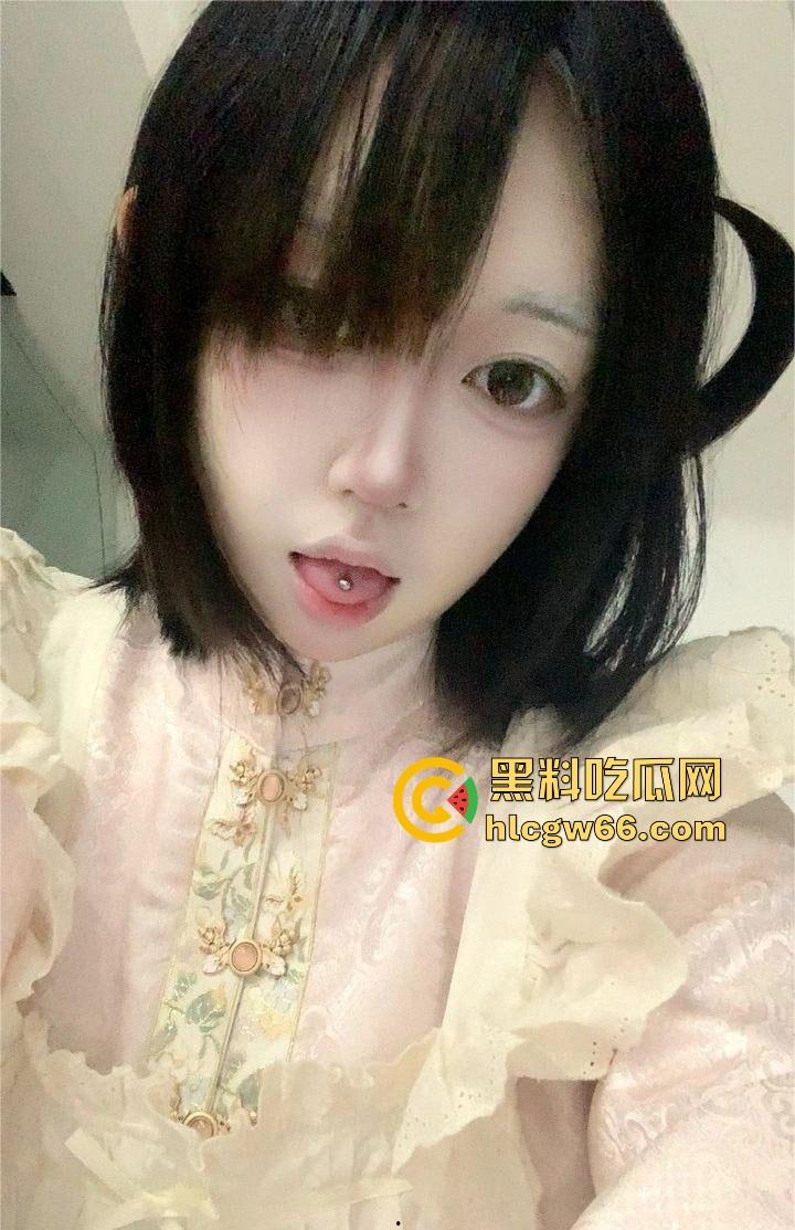 江苏无锡校园公交车【俞静雯】酷爱COS的骚母狗 天天被不同男人轮番内射 逼松得跟高速公路一样！-1